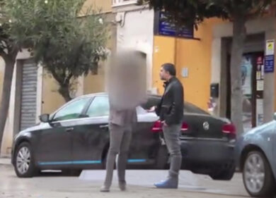 Troupe di “Mi manda Rai Tre” aggredita e minacciata con un bastone. VIDEO