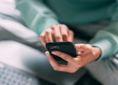 A 13 anni si impicca con la sciarpa: spunta l’ipotesi di una sfida social