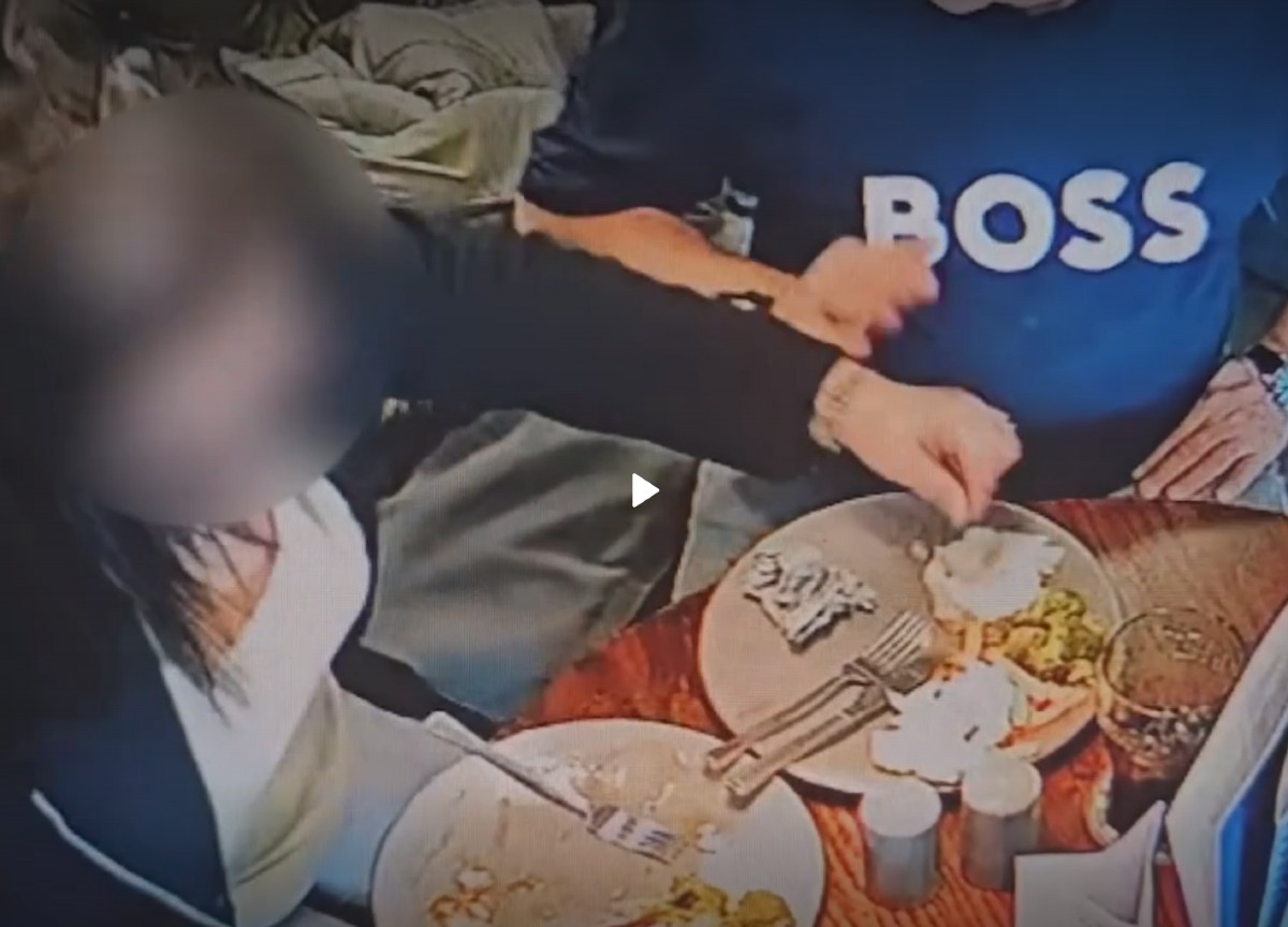 Mette i capelli nel piatto e chiede rimborso, le telecamere la sgamano. Video Mette i capelli nel piatto e chiede rimborso, le telecamere la sgamano. Video