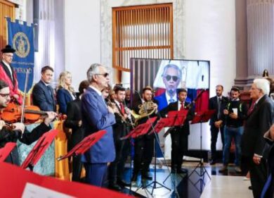 Andrea Bocelli dottore a Napoli, premiato per l’impegno nel sociale