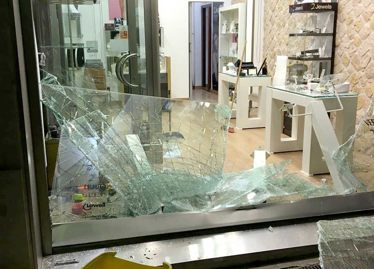 Banda dell’ariete in gioielleria: sfondata la saracinesca. Bottino da record