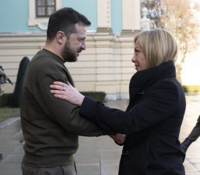 Ucraina, chi non muore si “risente”: telefonata tra Zelensky e Meloni
