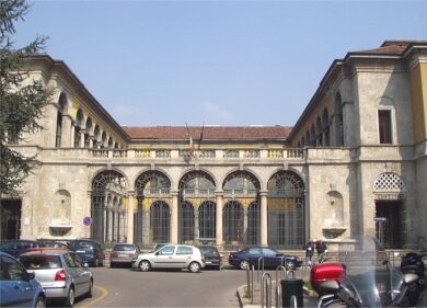 Cerca di dare fuoco alla Procura di Monza: fermato 60enne
