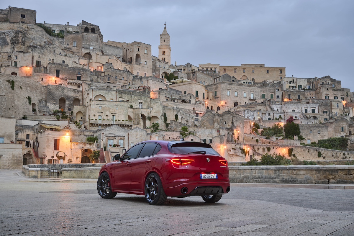 Alfa Romeo presenta la prima serie speciale globale di gamma Tributo Italiano Alfa Romeo presenta la prima serie speciale globale di gamma Tributo Italiano