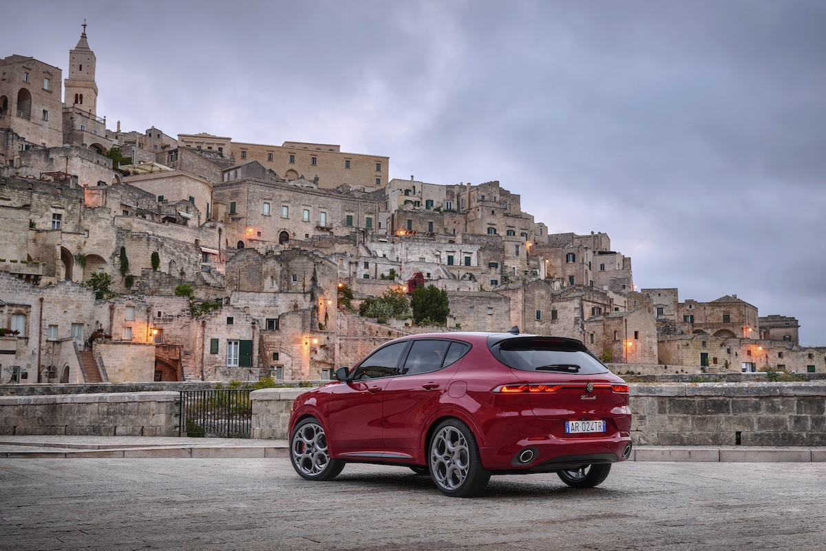 Alfa Romeo presenta la prima serie speciale globale di gamma Tributo Italiano Alfa Romeo presenta la prima serie speciale globale di gamma Tributo Italiano