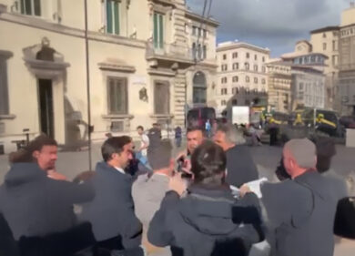 Spinte e urla tra il presidente Coldiretti e i deputati di Più Europa