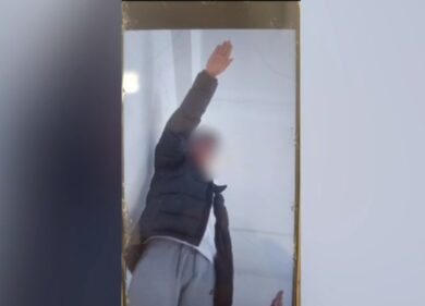 Saluti romani davanti al docente. Video clamoroso in un liceo della Capitale