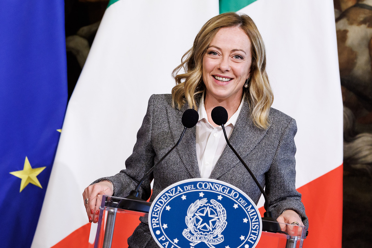 Meloni dopo Giambruno rifà il look. La trasformazione della premier- FOTO Meloni dopo Giambruno rifà il look. La trasformazione della premier- FOTO