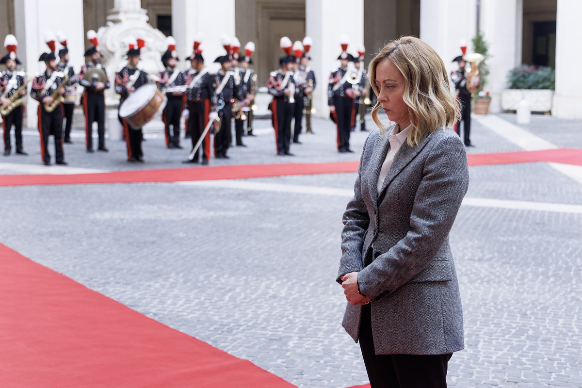 Meloni dopo Giambruno rifà il look. La trasformazione della premier- FOTO Meloni dopo Giambruno rifà il look. La trasformazione della premier- FOTO