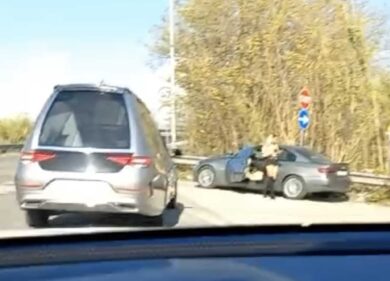 Via Salaria: sale una prostituta sul carro funebre. Commento: “Che classe”