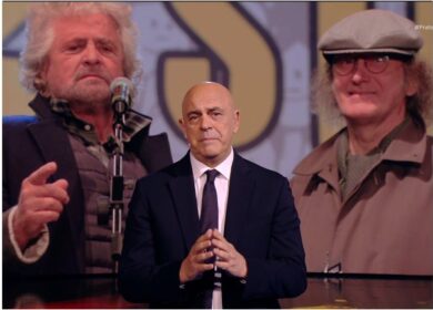 Crozza /Monologo: «27 marzo 1994, elezioni politiche, per la prima volta un simbolo includeva il cognome del titolare, come nelle pizzerie. da qual momento in poi ogni simbolo di partito, in Italia, è diventato un citofono»