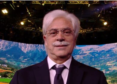 Crozza/Razzi sugli evasori fiscali: «Lo stato è come una moglie, non le puoi dire proprio tutto, tutto, tutto»