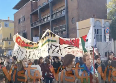 Istruzione e guerra, migliaia di studenti in corteo a Milano