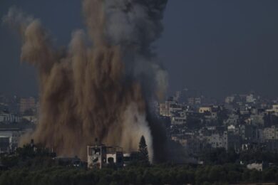 Gaza, continuano le bombe di Israele. Almeno 26 morti, molti bambini