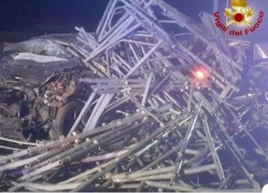 Camion perde il carico e travolge un’auto: 2 morti. Arrestato il conducente