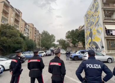 Pistole a 300mila agenti di pubblica sicurezza. Polemica: “Emergenza gonfiata”