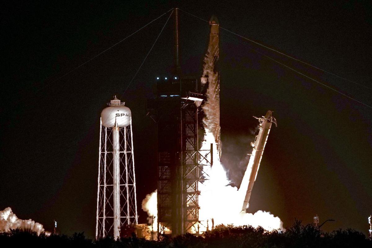 Elon Musk, altro flop per SpaceX. I due razzi esplodono in volo Elon Musk, altro flop per SpaceX. I due razzi esplodono in volo
