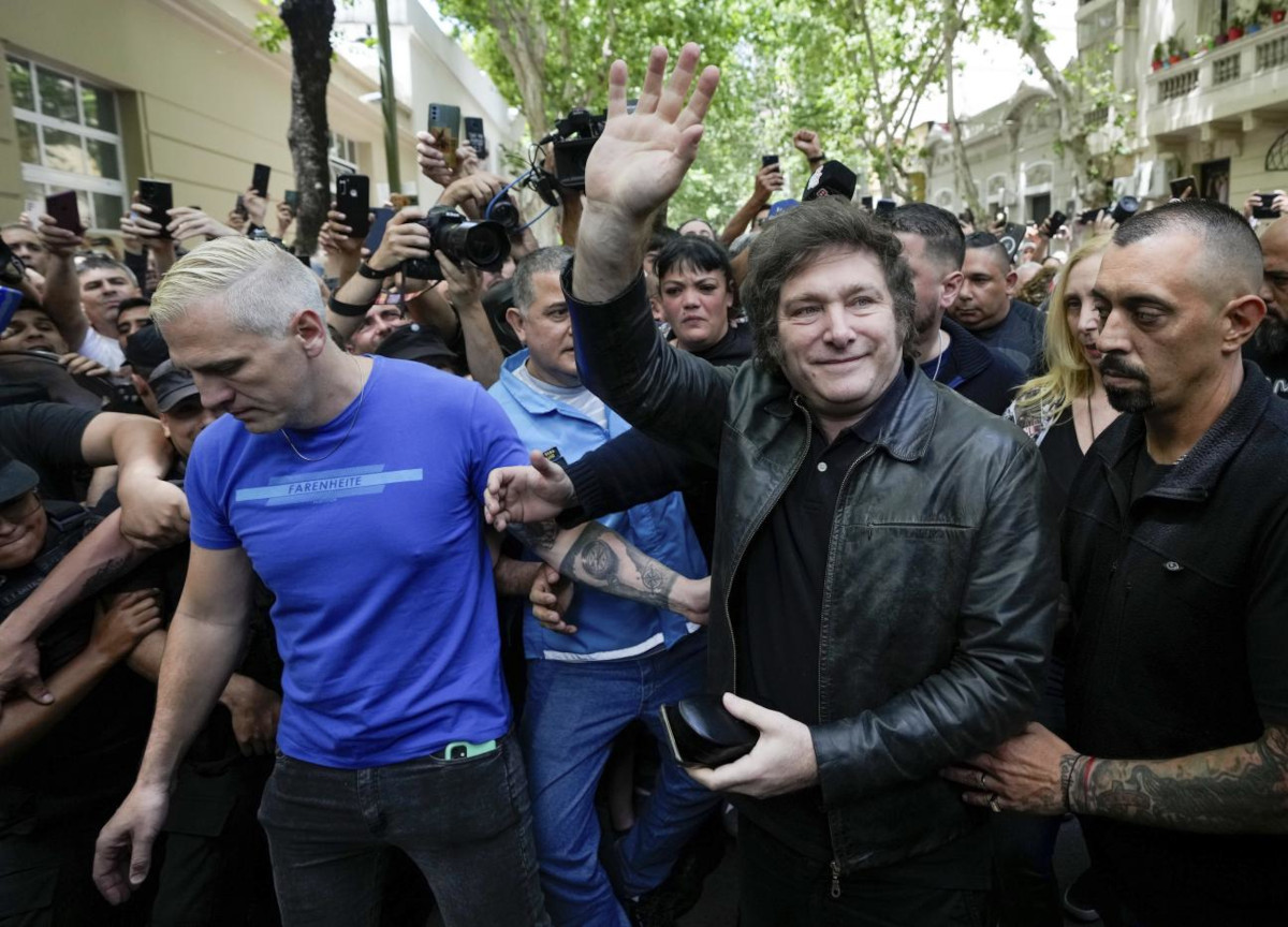 Argentina, “El loco” Milei eletto presidente. Addio Peso e metà dei ministeri