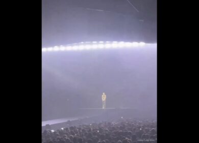 Elodie dedica un minuto di silenzio a Giulia Cecchettin nel concerto di Napoli