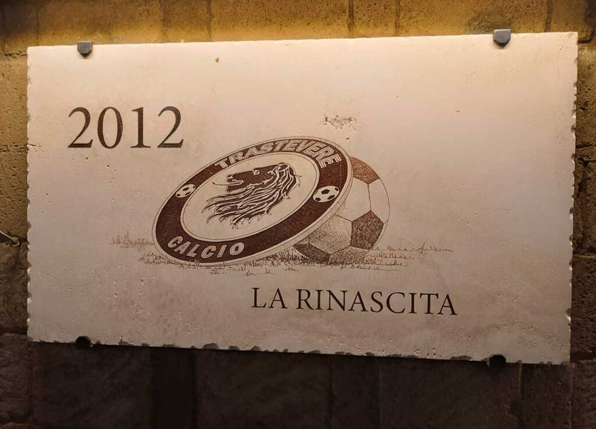 Calcio ed emozioni a Trastevere: una scultura per i calciatori vittoriosi