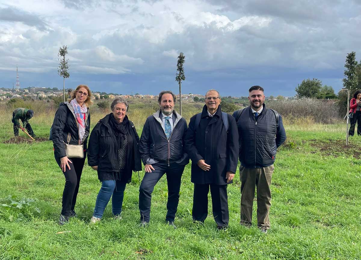 Cento alberi per il Parco del Pineto: Assoutenti si prende cura del verde Cento alberi per il Parco del Pineto: Assoutenti si prende cura del verde