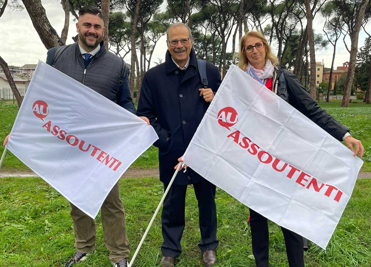 Cento alberi per il Parco del Pineto: Assoutenti si prende cura del verde Cento alberi per il Parco del Pineto: Assoutenti si prende cura del verde