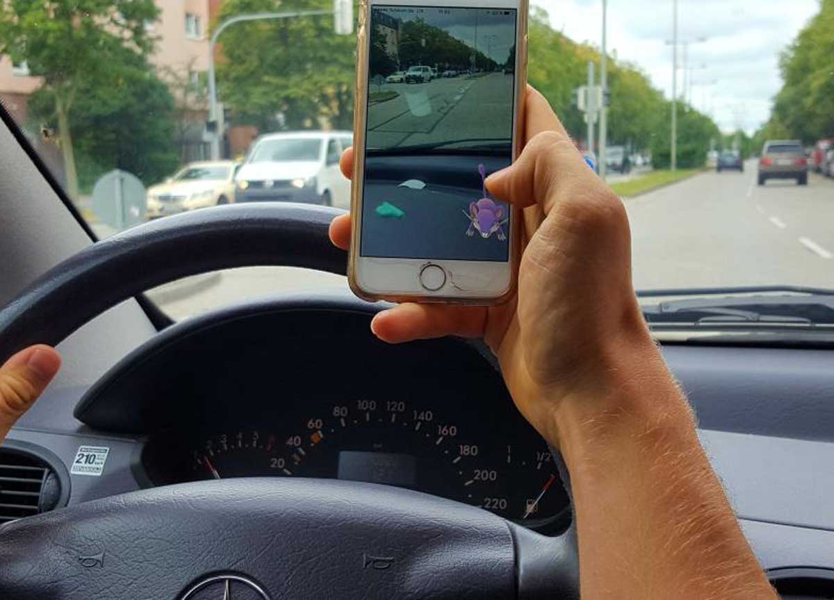 Video col cellulare alla guida e niente frecce: italiani pirati della strada Video col cellulare alla guida e niente frecce: italiani pirati della strada