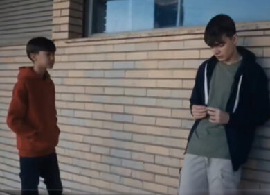 “Che fai?! Ti stai facendo una canna!”, lo spot del governo contro le droghe