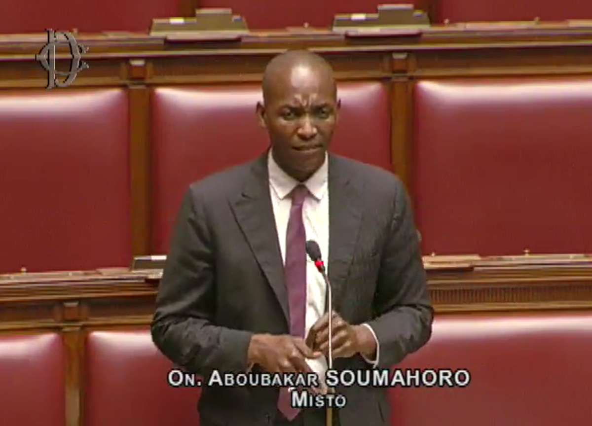 Soumahoro: “Alla Camera mi fanno i segni delle scimmie. I negri devono vivere” Soumahoro: “Alla Camera mi fanno i segni delle scimmie. I negri devono vivere”