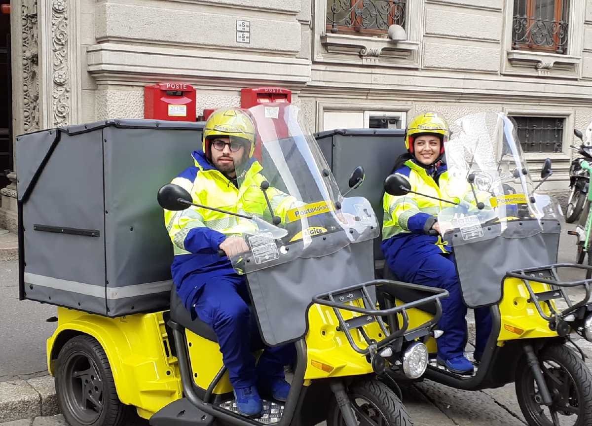 Poste Italiane, arrivate le nuove divise per i portalettere di Milano Poste Italiane, arrivate le nuove divise per i portalettere di Milano
