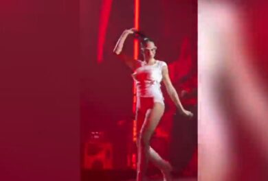 Elodie perde una ciocca delle extension durante il concerto di Napoli