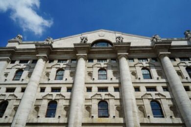 Borsa, Piazza Affari chiude piatta. Mps in rialzo. In rosso Unicredit