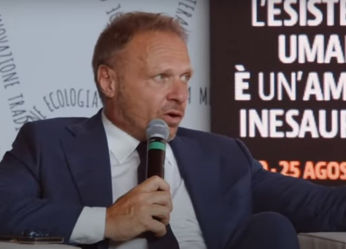 Lollobrigida: “Scendo a Ciampino”. Ora il ministro fa anche fermare i treni