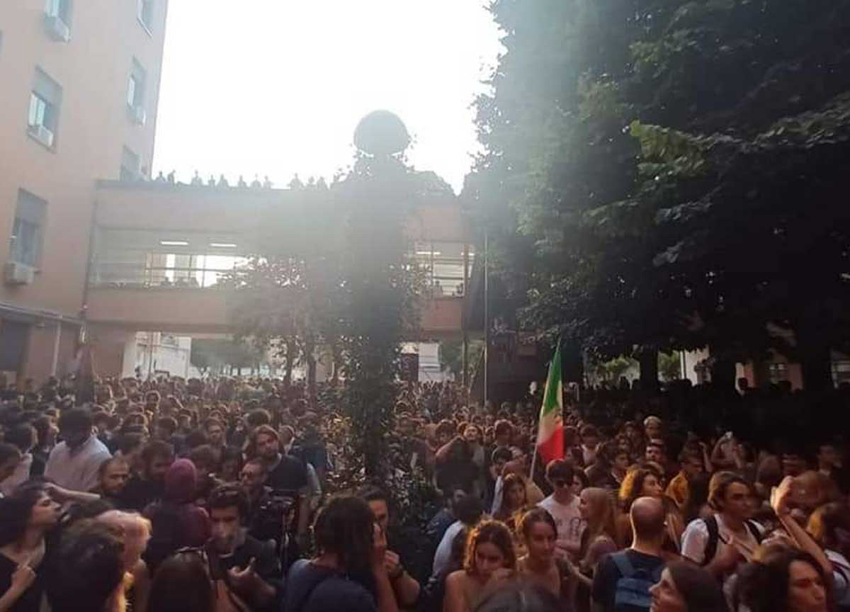 Scuola, occupato il Leonardo da Vinci: “Diciamo no alle classe sparpagliate”