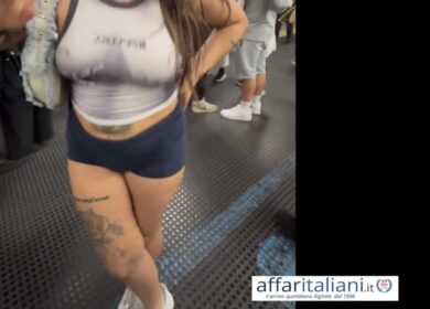 O famo strano: l’orgasmo telecomandato in metropolitana, l’ultima follia VIDEO