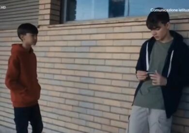 “Ti stai facendo una canna?”. On air il nuovo spot del governo, i social lo massacrano. VIDEO