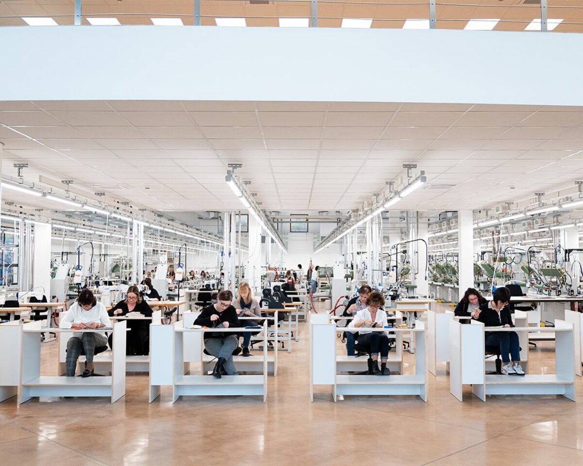 Brunello Cucinelli presenta la nuova “bella fabbrica” di abiti da uomo a Penne