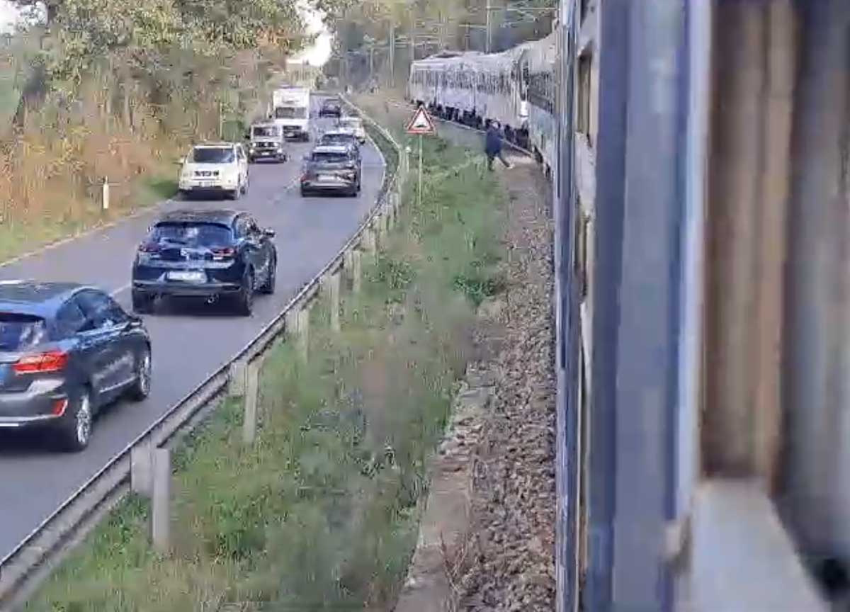 Ferrovia Roma Nord: treno guasto, bloccati per 1 ora: “Lollobrigida aiutaci” Ferrovia Roma Nord: treno guasto, bloccati per 1 ora: “Lollobrigida aiutaci”
