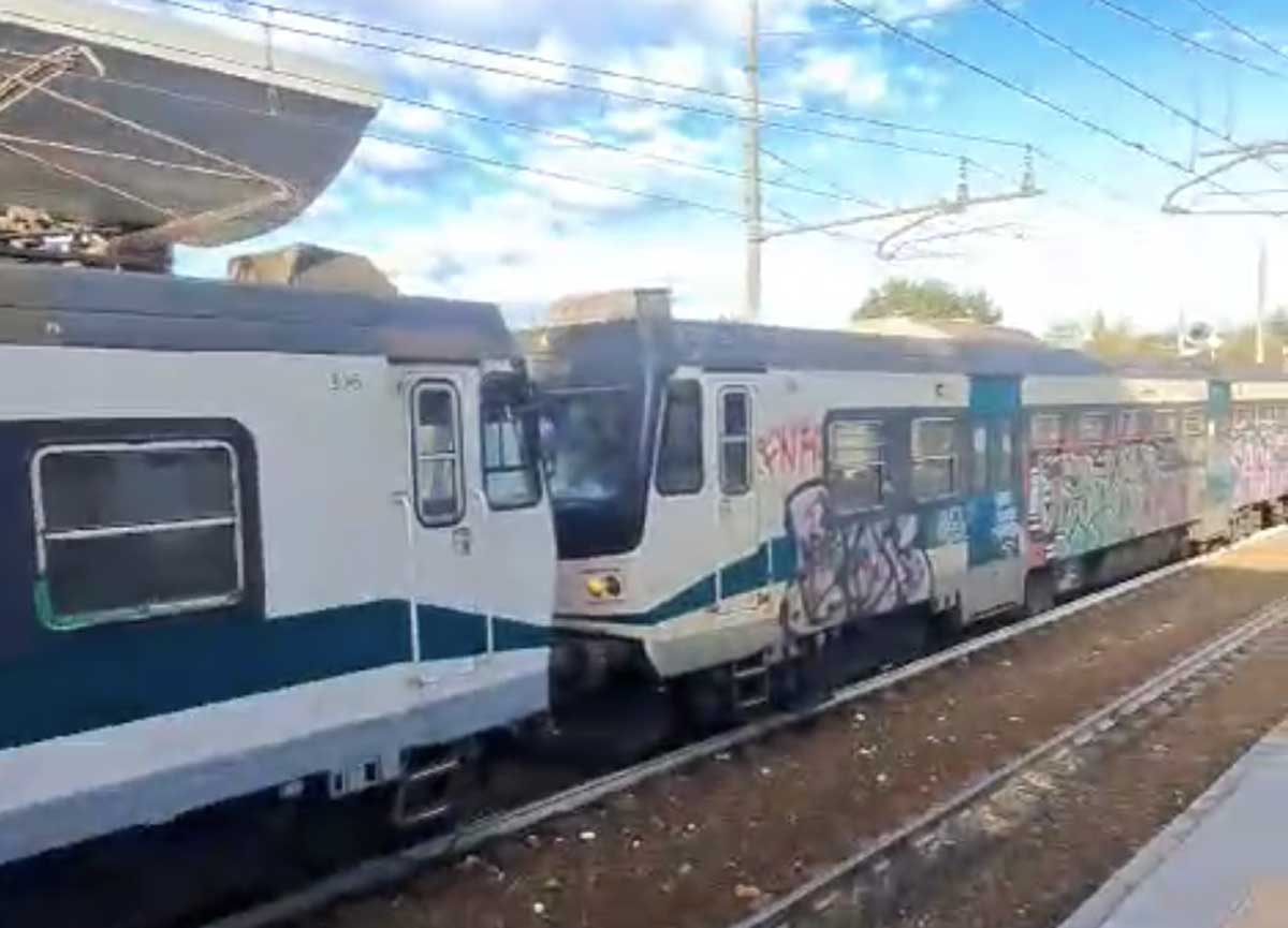 Ferrovia Roma Nord: treno guasto, bloccati per 1 ora: “Lollobrigida aiutaci” Ferrovia Roma Nord: treno guasto, bloccati per 1 ora: “Lollobrigida aiutaci”