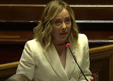 Meloni a Renzi: “Costo della benzina? Se ci aiuta col suo amico Bin Salman…”