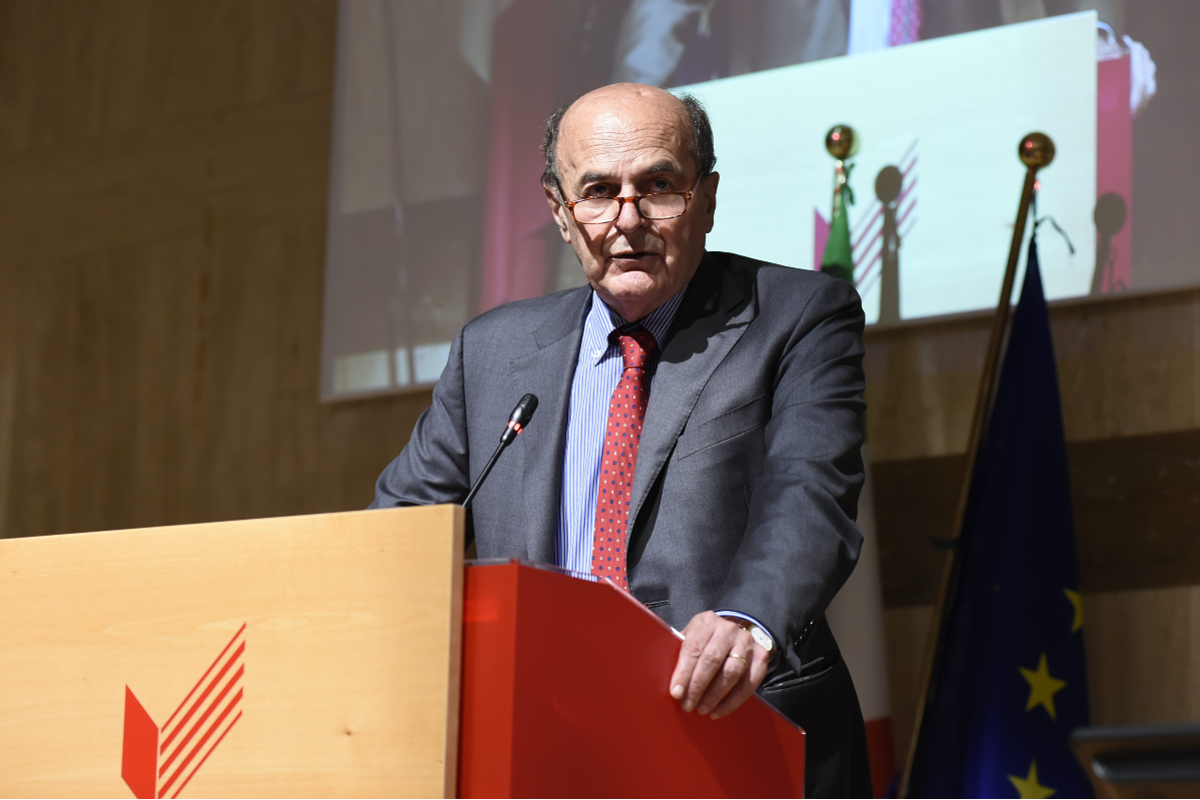 Bersani adesso fa anche l’attore. Diversi ruoli nel corto con Milena Vukotic Bersani adesso fa anche l’attore. Diversi ruoli nel corto con Milena Vukotic