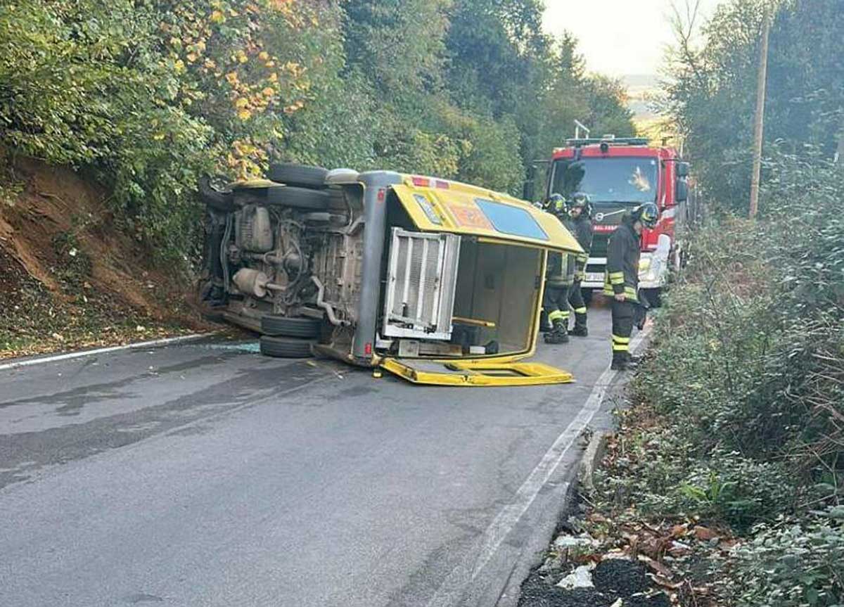 Scuolabus finisce fuori strada rischia di cappottare: feriti tre bambini