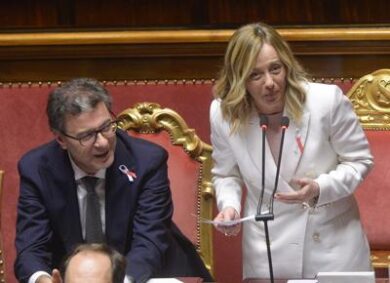 Meloni, doppiopetto bianco e spilla antiviolenza: il look illumina il Senato