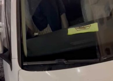 Parcheggia l’auto sul posto disabili: sul cruscotto la fascia “Vigilanza Atac”