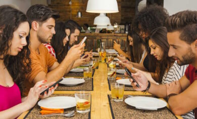 Guardare il telefono la sera del cenone? Il parere a sorpresa degli psicologi