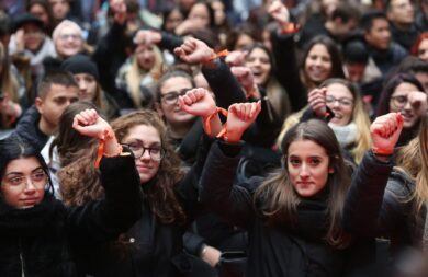 Donne in piazza ma la politica è divisa. Polemiche: “Il corteo è filo Hamas”