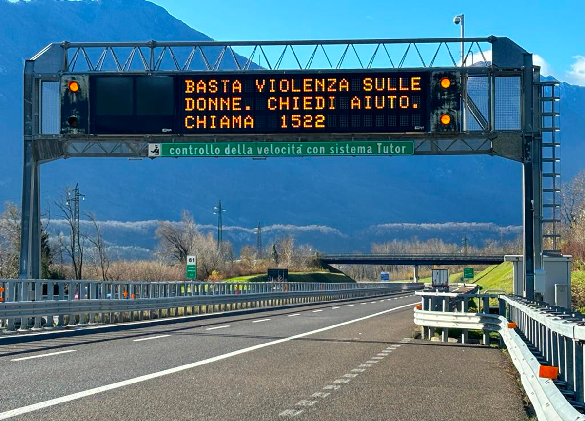 Violenza sulle donne, i pannelli di ASPI riportano il numero 1522 Violenza sulle donne, i pannelli di ASPI riportano il numero 1522
