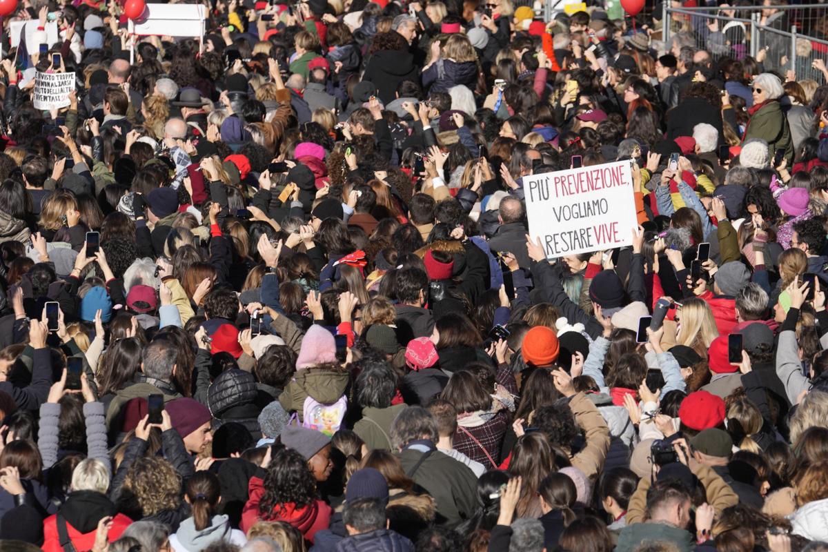 Violenza su donne, Italia in piazza. Padre di Giulia Cecchettin: “Denunciate” Violenza su donne, Italia in piazza. Padre di Giulia Cecchettin: “Denunciate”