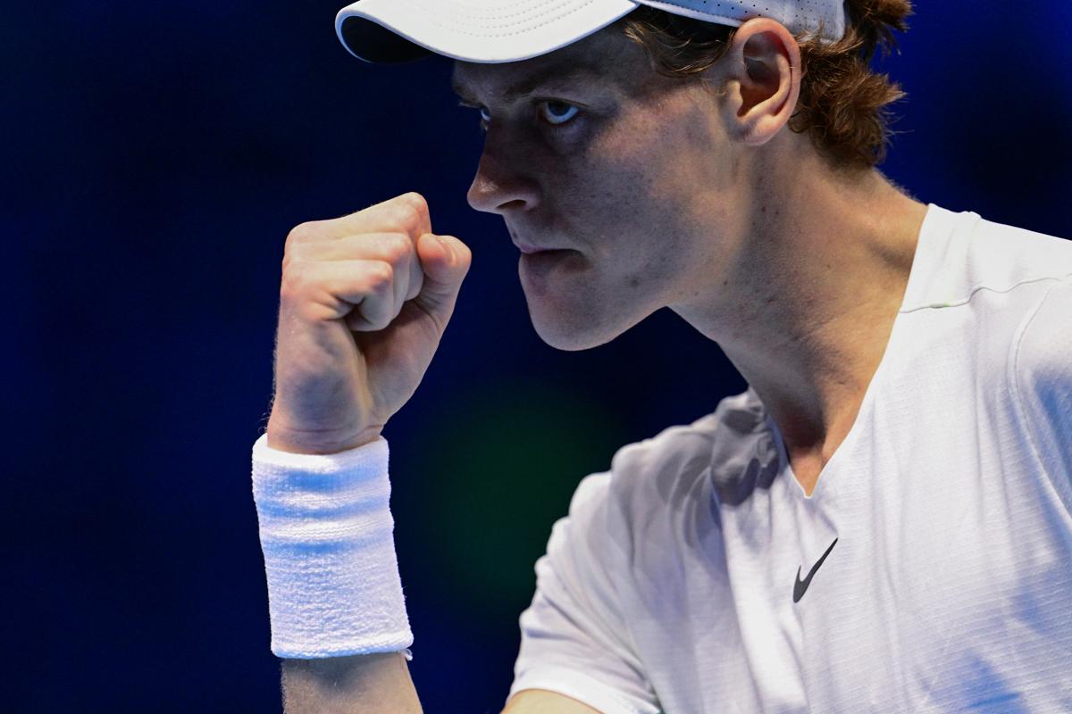 Tennis/ Sinner batte Djokovic e vince il doppio. L’Italia vola in finale Tennis/ Sinner batte Djokovic e vince il doppio. L’Italia vola in finale