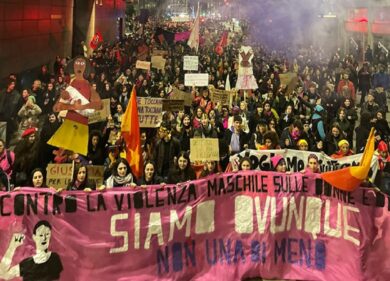 Non una di meno, slogan contro Meloni. Ma cosa c’entra governo con femminismo?